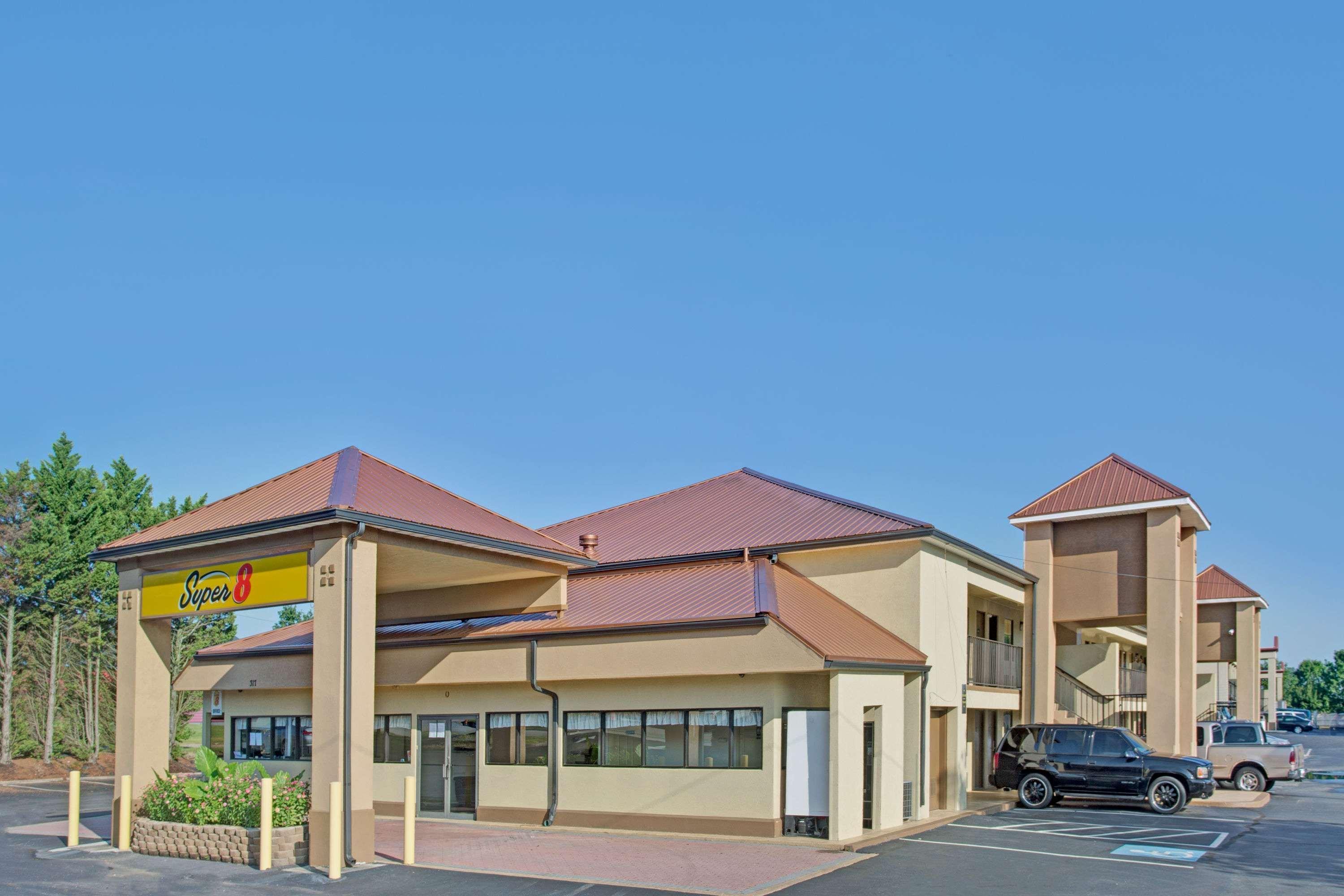 Super 8 By Wyndham Suwanee Hotel Exterior photo