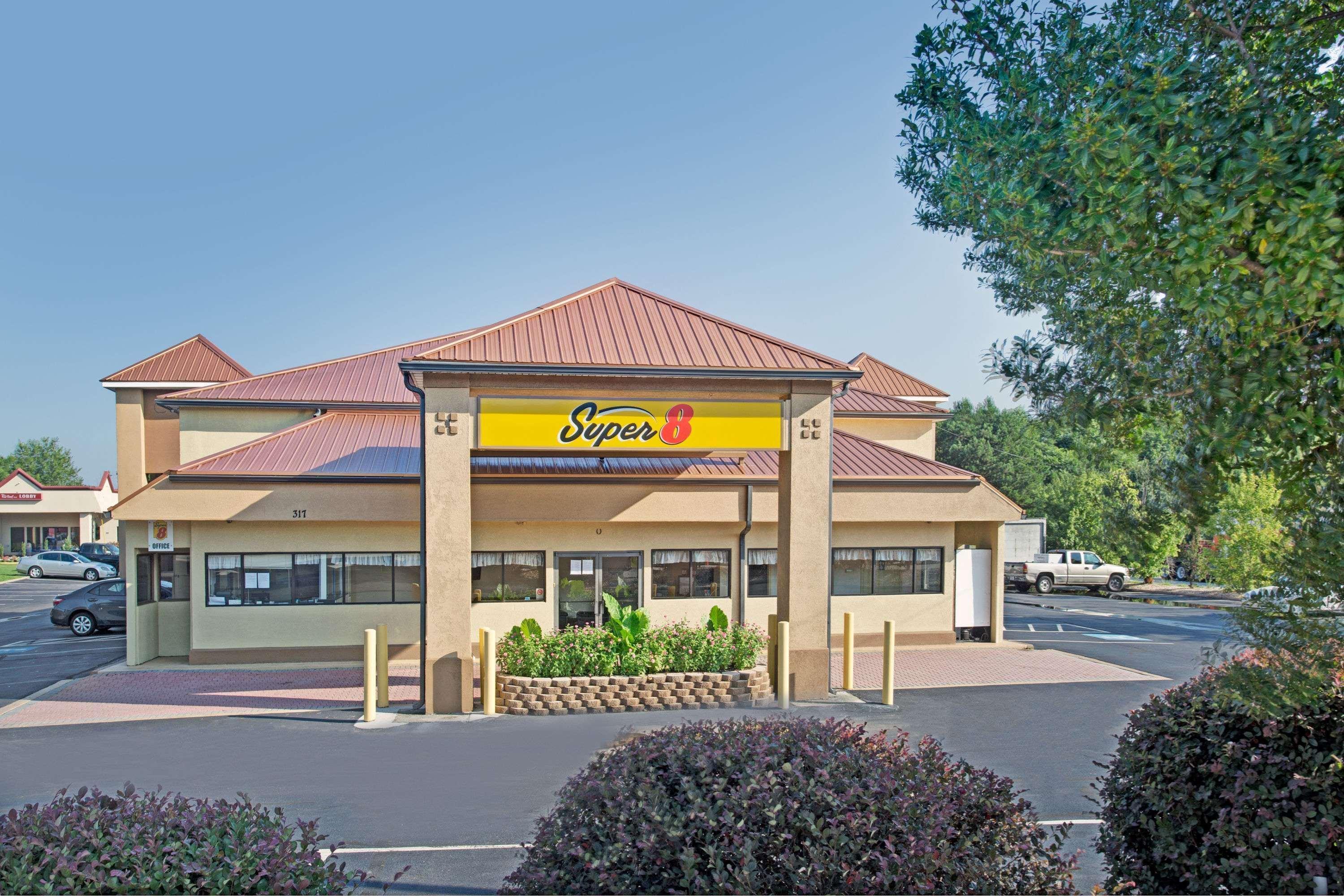 Super 8 By Wyndham Suwanee Hotel Exterior photo