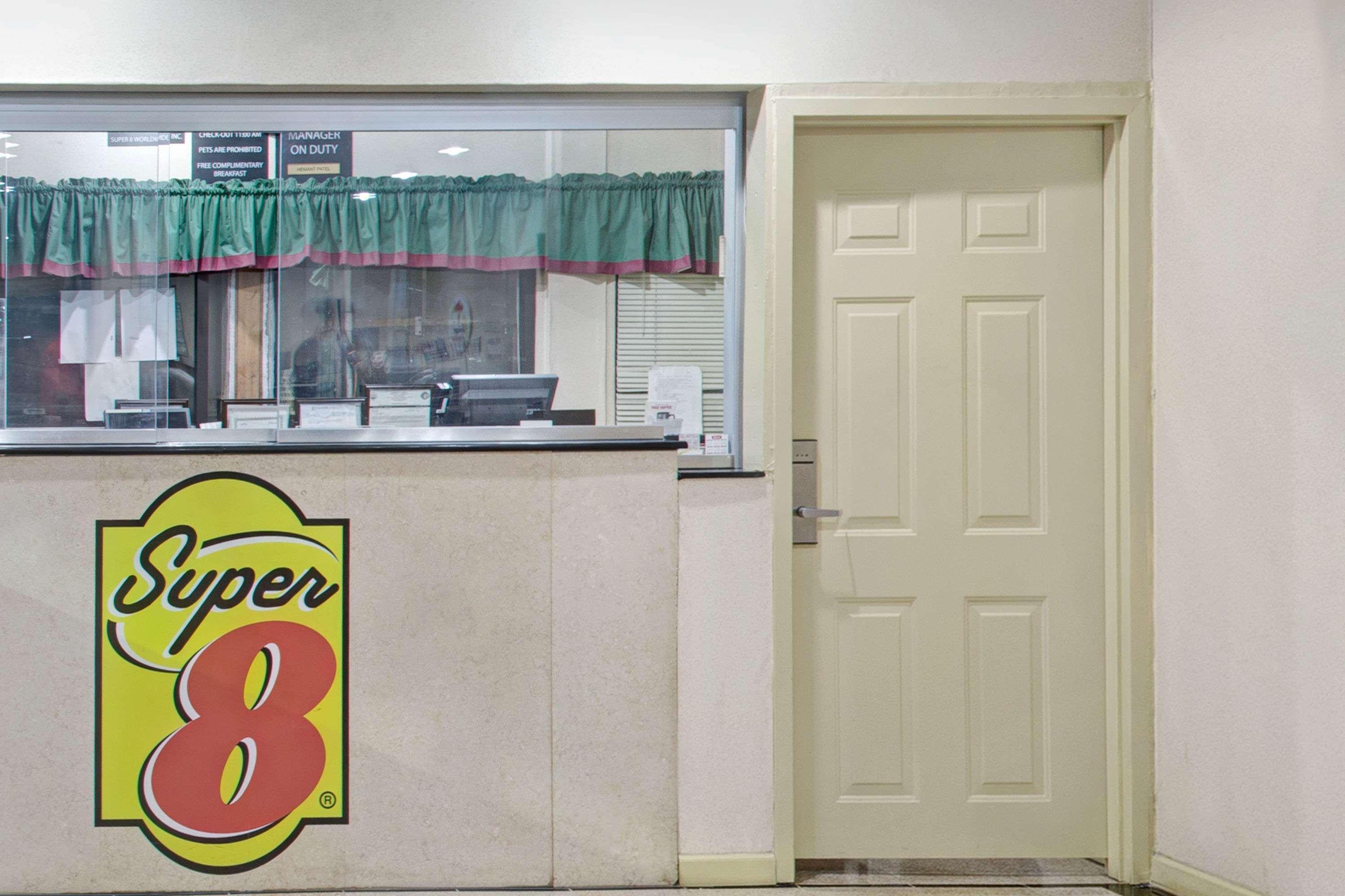 Super 8 By Wyndham Suwanee Hotel Exterior photo