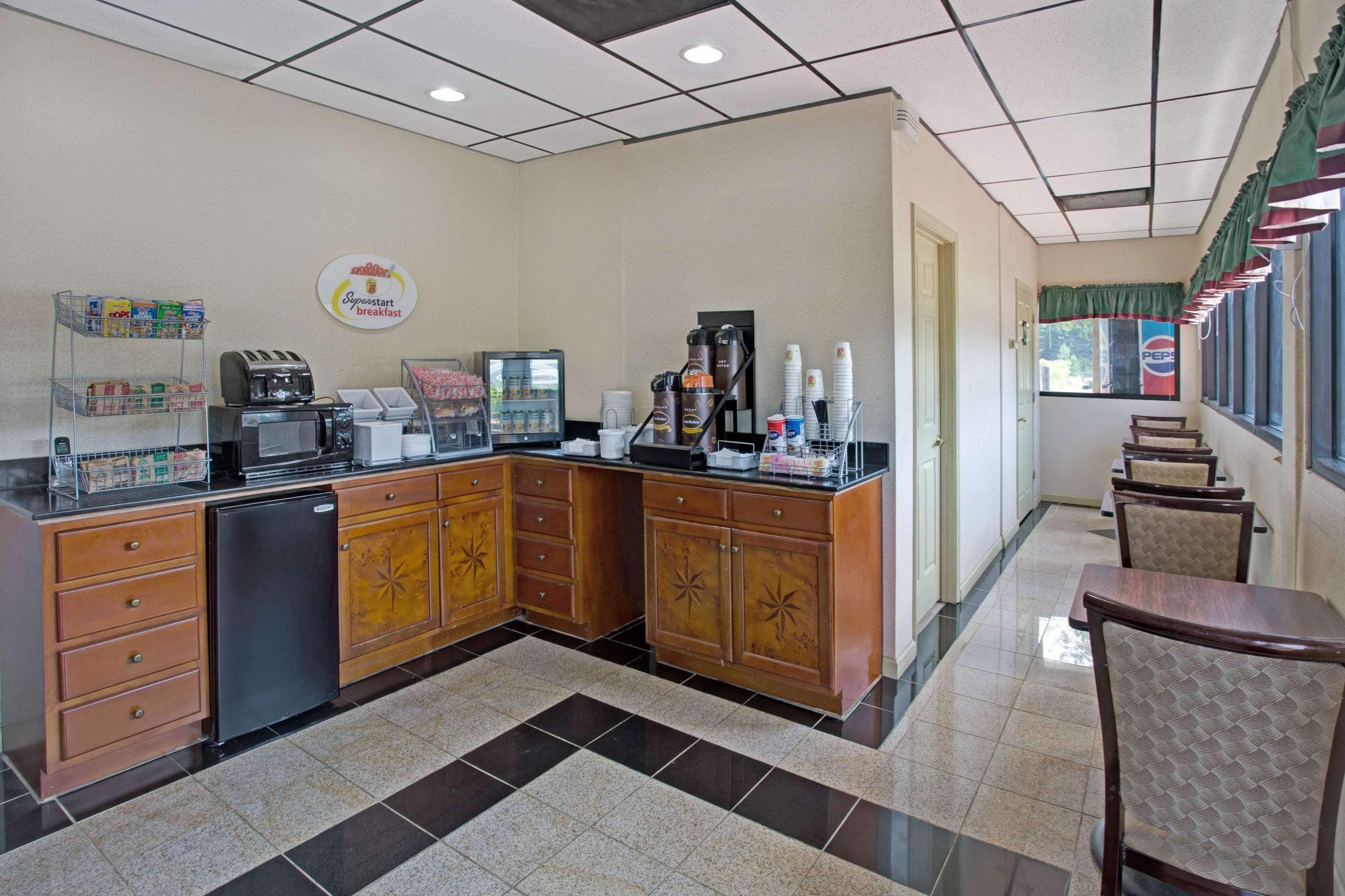 Super 8 By Wyndham Suwanee Hotel Exterior photo